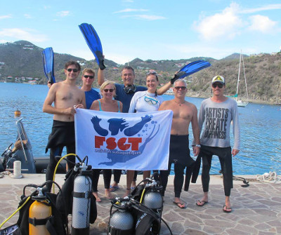 photo de groupe avec drapeau